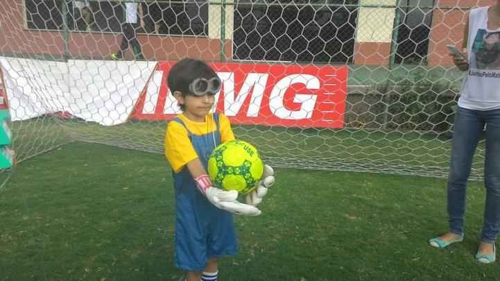 Garoto Matheus compareceu ao CT do Amrica com os pais e recebeu o carinho de todo o elenco