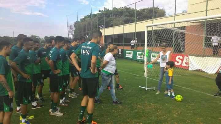 Garoto Matheus compareceu ao CT do Amrica com os pais e recebeu o carinho de todo o elenco