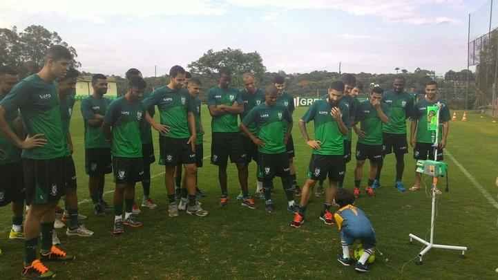 Garoto Matheus compareceu ao CT do Amrica com os pais e recebeu o carinho de todo o elenco