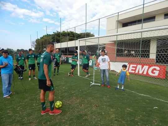 Garoto Matheus compareceu ao CT do Amrica com os pais e recebeu o carinho de todo o elenco