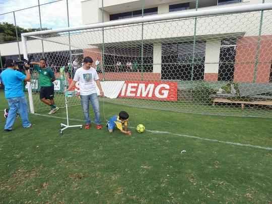 Garoto Matheus compareceu ao CT do Amrica com os pais e recebeu o carinho de todo o elenco