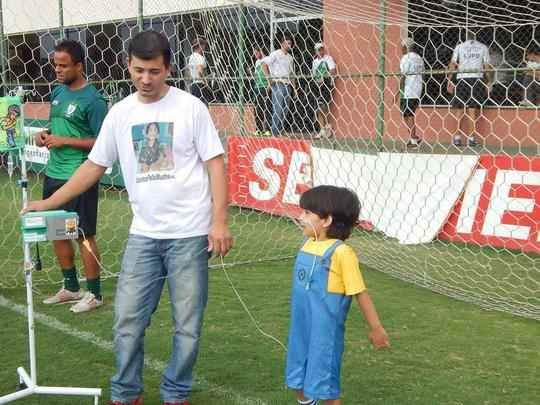Garoto Matheus compareceu ao CT do Amrica com os pais e recebeu o carinho de todo o elenco