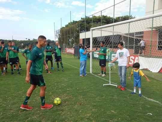 Garoto Matheus compareceu ao CT do Amrica com os pais e recebeu o carinho de todo o elenco