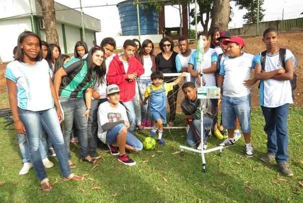 Garoto Matheus compareceu ao CT do Amrica com os pais e recebeu o carinho de todo o elenco