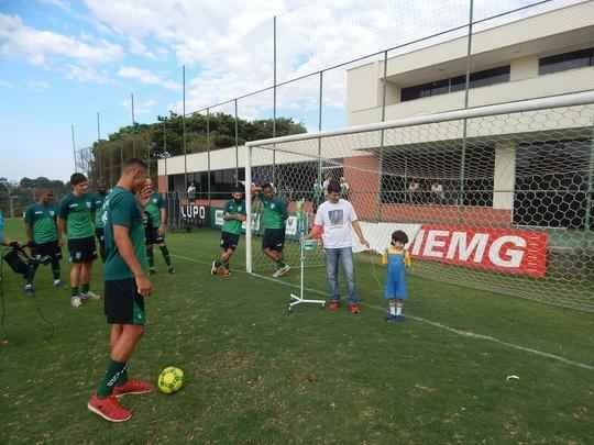 Garoto Matheus compareceu ao CT do Amrica com os pais e recebeu o carinho de todo o elenco