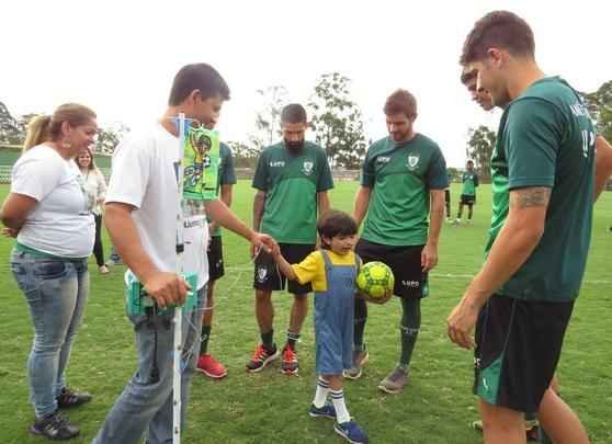Garoto Matheus compareceu ao CT do Amrica com os pais e recebeu o carinho de todo o elenco