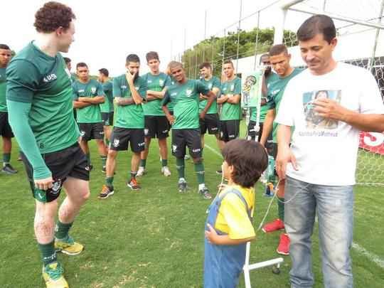 Garoto Matheus compareceu ao CT do Amrica com os pais e recebeu o carinho de todo o elenco