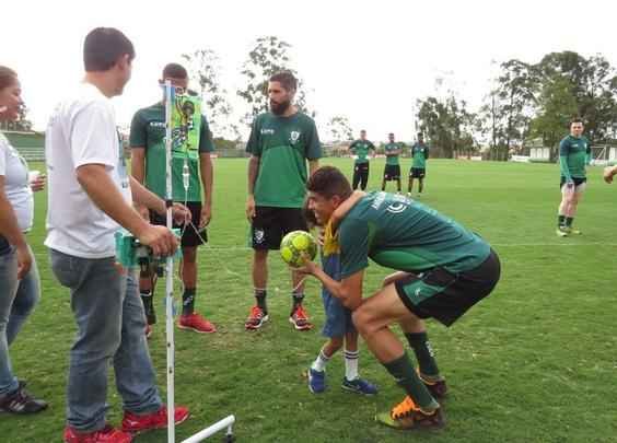 Garoto Matheus compareceu ao CT do Amrica com os pais e recebeu o carinho de todo o elenco