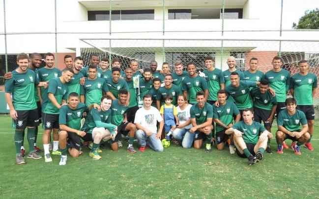 Garoto Matheus compareceu ao CT do Amrica com os pais e recebeu o carinho de todo o elenco