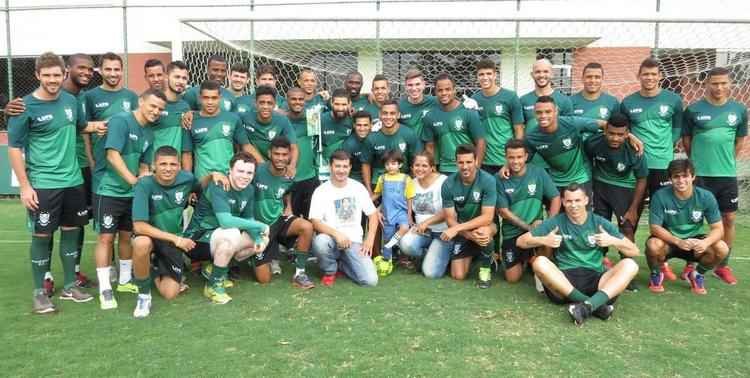 Garoto Matheus compareceu ao CT do Amrica com os pais e recebeu o carinho de todo o elenco