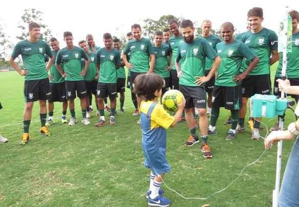 Garoto Matheus compareceu ao CT do Amrica com os pais e recebeu o carinho de todo o elenco