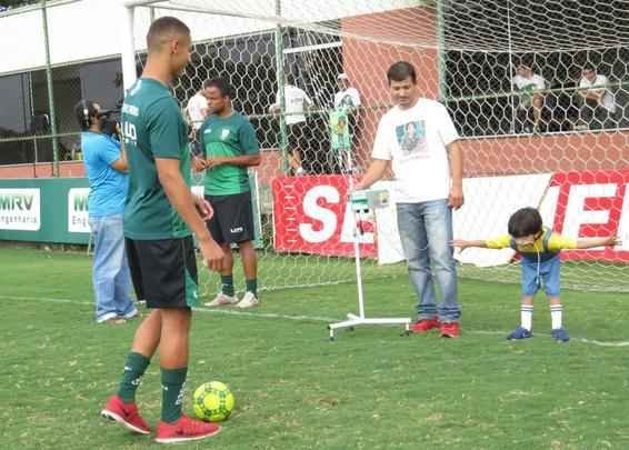 Garoto Matheus compareceu ao CT do Amrica com os pais e recebeu o carinho de todo o elenco