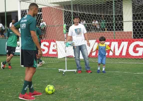 Garoto Matheus compareceu ao CT do Amrica com os pais e recebeu o carinho de todo o elenco