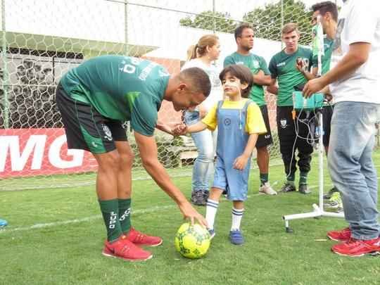 Garoto Matheus compareceu ao CT do Amrica com os pais e recebeu o carinho de todo o elenco