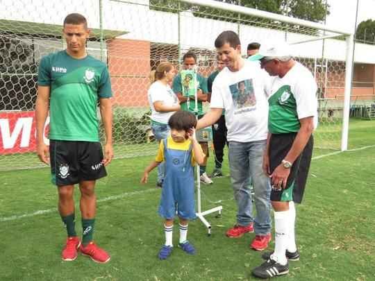 Garoto Matheus compareceu ao CT do Amrica com os pais e recebeu o carinho de todo o elenco