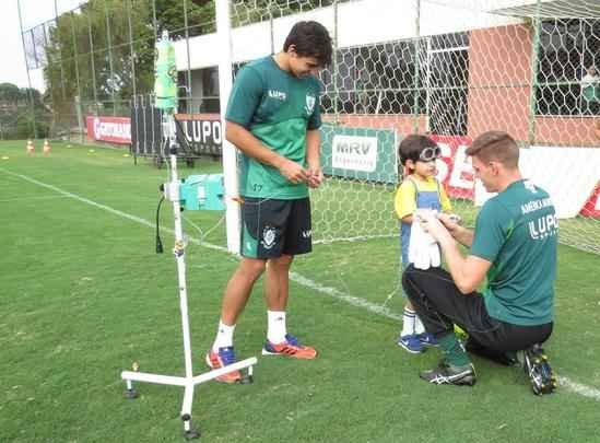Garoto Matheus compareceu ao CT do Amrica com os pais e recebeu o carinho de todo o elenco