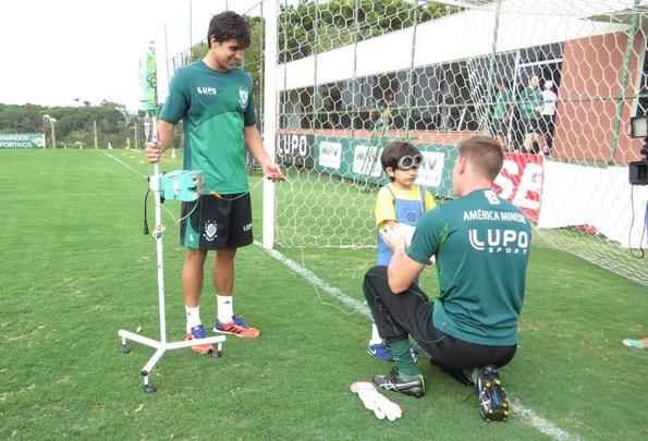 Garoto Matheus compareceu ao CT do Amrica com os pais e recebeu o carinho de todo o elenco
