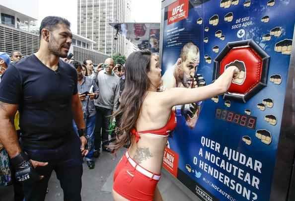 Rodrigo Minotauro e octagon girls marcaram presen�a na atividade interativa com p�blico em S�o Paulo