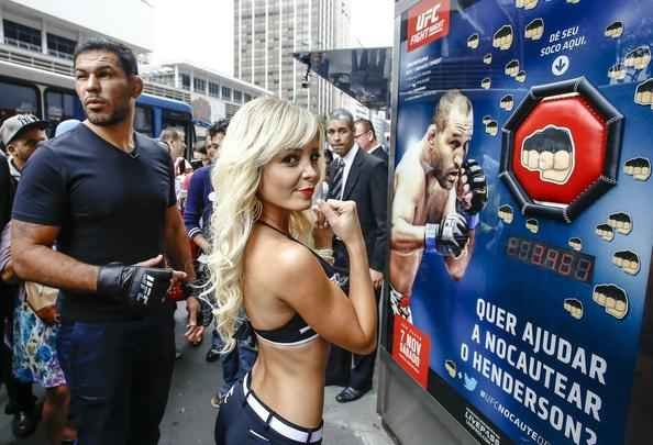 Rodrigo Minotauro e octagon girls marcaram presen�a na atividade interativa com p�blico em S�o Paulo