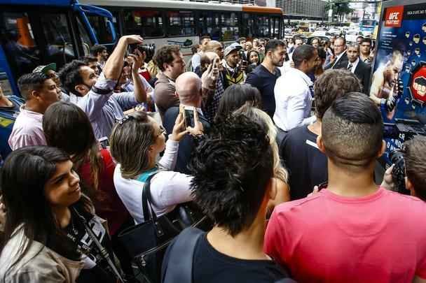 Rodrigo Minotauro e octagon girls marcaram presen�a na atividade interativa com p�blico em S�o Paulo