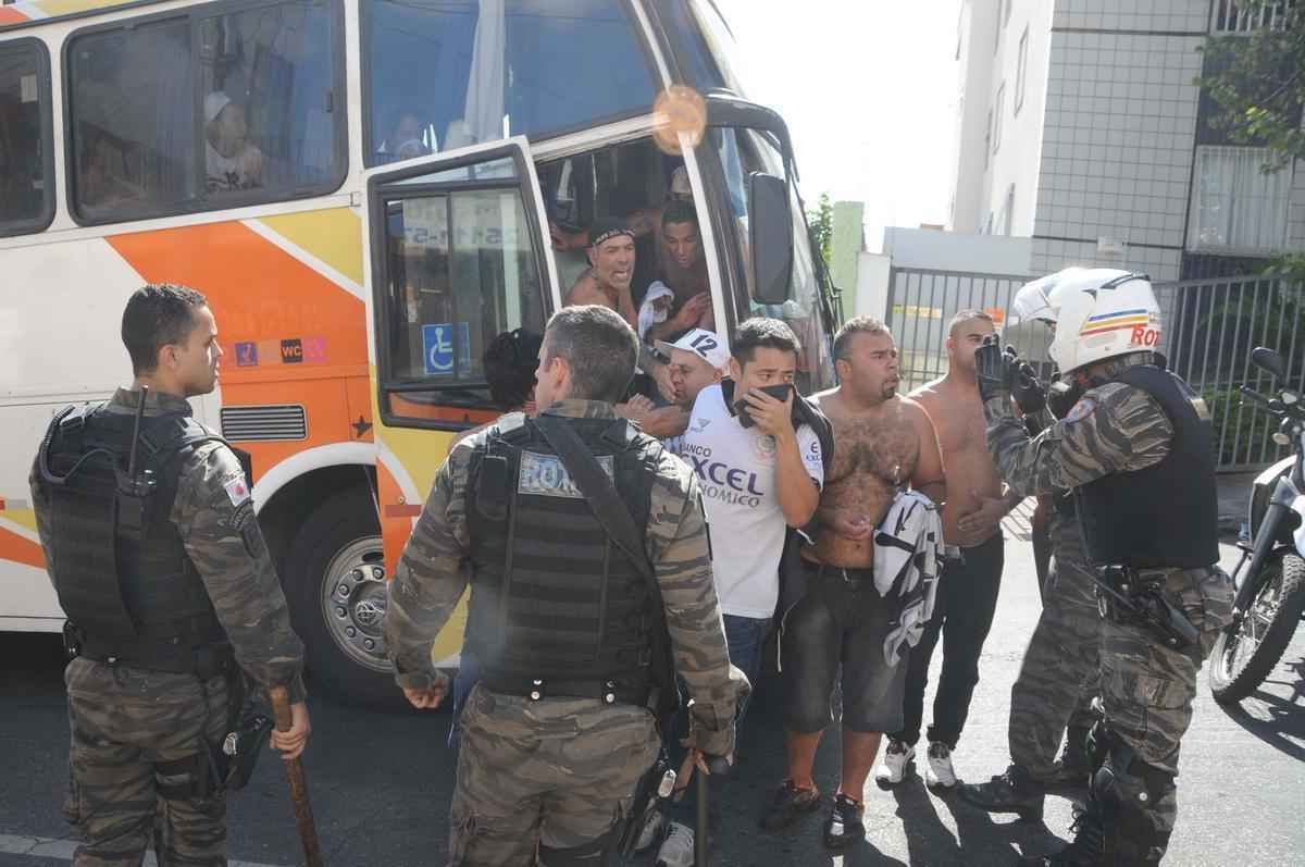 PM levou corintianos para concentrao de atleticanos e teve que usar bombas na disperso