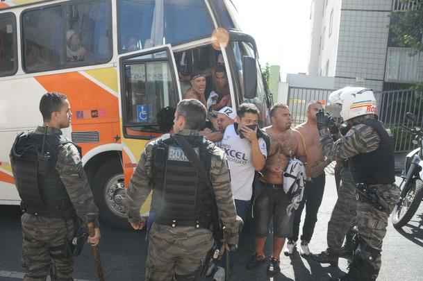 PM levou corintianos para concentrao de atleticanos e teve que usar bombas na disperso