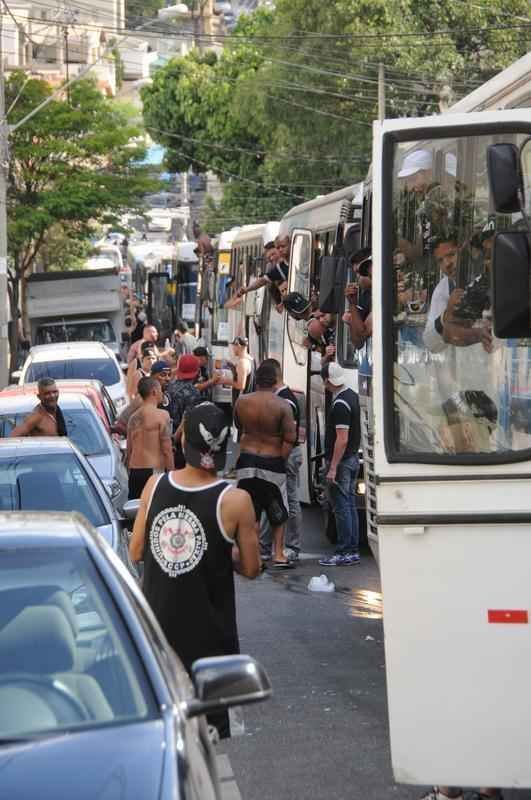 PM levou corintianos para concentrao de atleticanos e teve que usar bombas na disperso