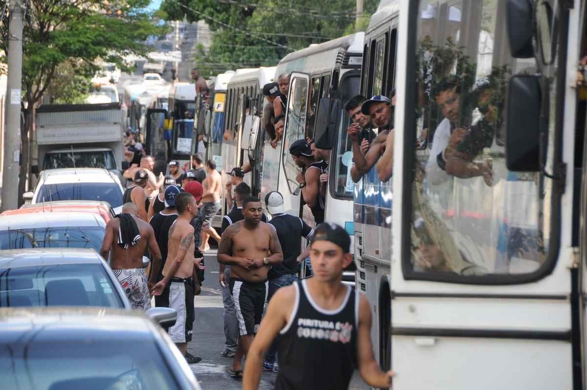 PM levou corintianos para concentrao de atleticanos e teve que usar bombas na disperso