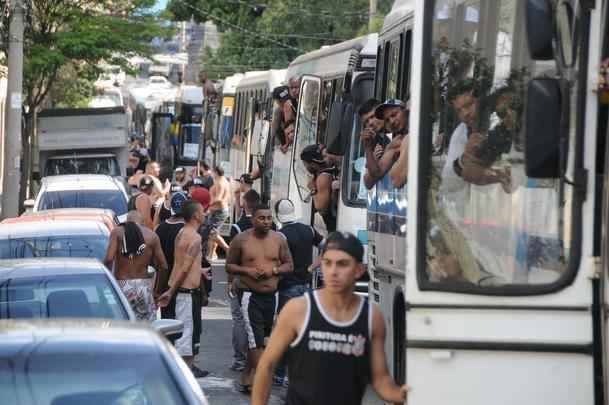 PM levou corintianos para concentrao de atleticanos e teve que usar bombas na disperso