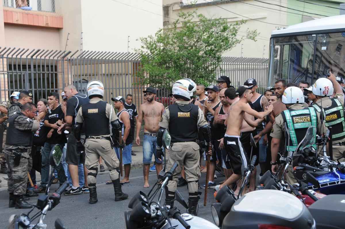 PM levou corintianos para concentrao de atleticanos e teve que usar bombas na disperso