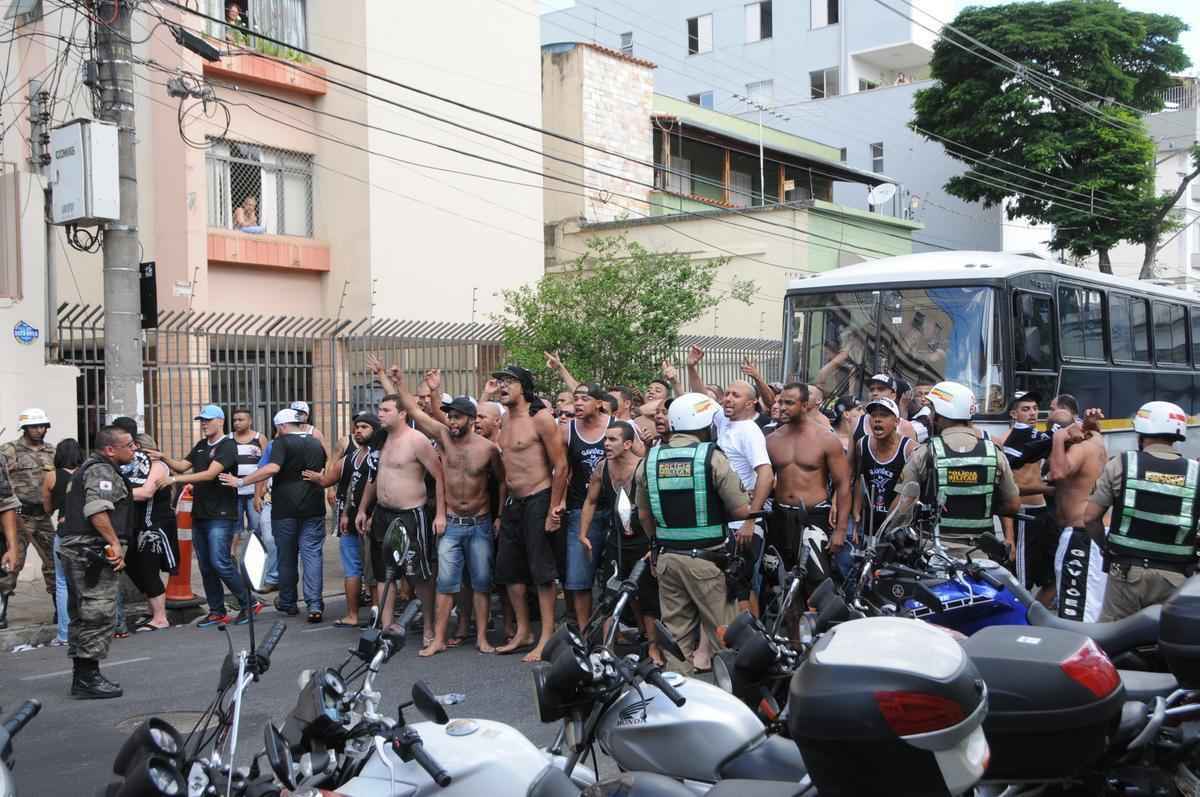 PM levou corintianos para concentrao de atleticanos e teve que usar bombas na disperso