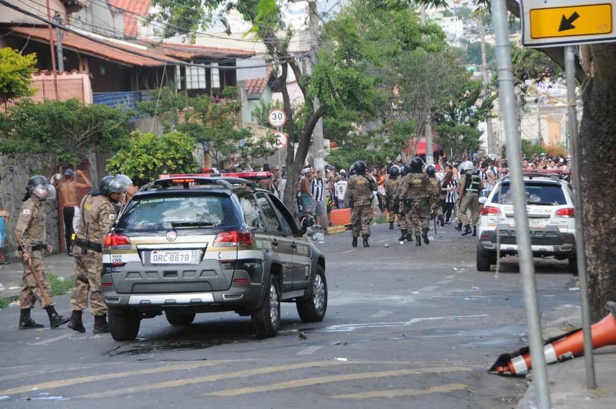 PM levou corintianos para concentrao de atleticanos e teve que usar bombas na disperso