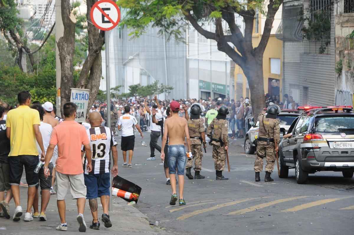 PM levou corintianos para concentrao de atleticanos e teve que usar bombas na disperso