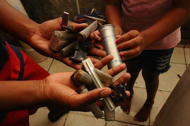 Ins de Arajo Cardoso, de 69 anos, mostra estragos em sua casa causados por invaso de torcedores corintianos e ao violenta da PM, com bombas de efeito moral e balas de borracha