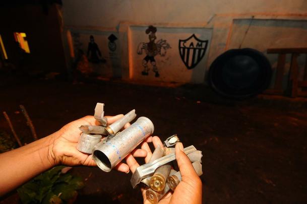 Ins de Arajo Cardoso, de 69 anos, mostra estragos em sua casa causados por invaso de torcedores corintianos e ao violenta da PM, com bombas de efeito moral e balas de borracha