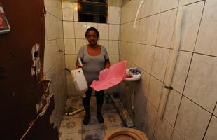Ins de Arajo Cardoso, de 69 anos, mostra estragos em sua casa causados por invaso de torcedores corintianos e ao violenta da PM, com bombas de efeito moral e balas de borracha