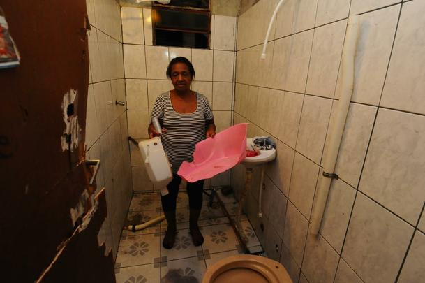 Ins de Arajo Cardoso, de 69 anos, mostra estragos em sua casa causados por invaso de torcedores corintianos e ao violenta da PM, com bombas de efeito moral e balas de borracha