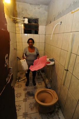 Ins de Arajo Cardoso, de 69 anos, mostra estragos em sua casa causados por invaso de torcedores corintianos e ao violenta da PM, com bombas de efeito moral e balas de borracha