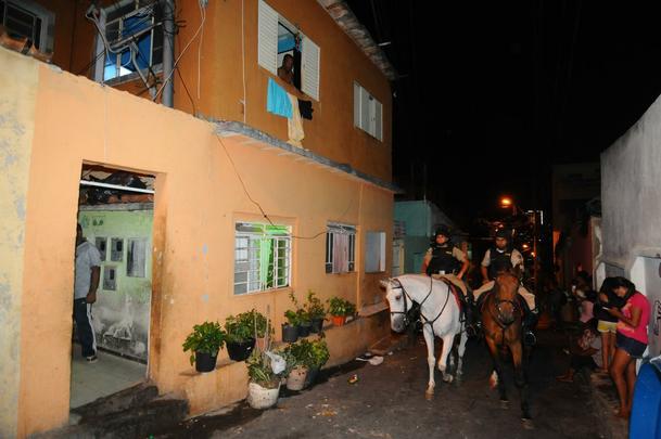 Ins de Arajo Cardoso, de 69 anos, mostra estragos em sua casa causados por invaso de torcedores corintianos e ao violenta da PM, com bombas de efeito moral e balas de borracha