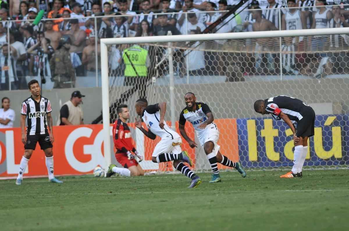 UM RIVAL ACIMA DA MDIA - Apesar desses tropeos, o Atltico fez boa campanha, est muito perto de chegar  quarta Copa Libertadores consecutiva. Mas um ponto esteve fora do alcance atleticano: um rival acima da mdia histrica do Campeonato Brasileiro. O Corinthians abriu 11 pontos de vantagem restando cinco rodadas. So 73 pontos, um aproveitamento de 73,7%. O recorde do Brasileiro com 20 clubes - a partir de 2006 -  do Cruzeiro, com 80 pontos e 70,2% de rendimento em 2014.
