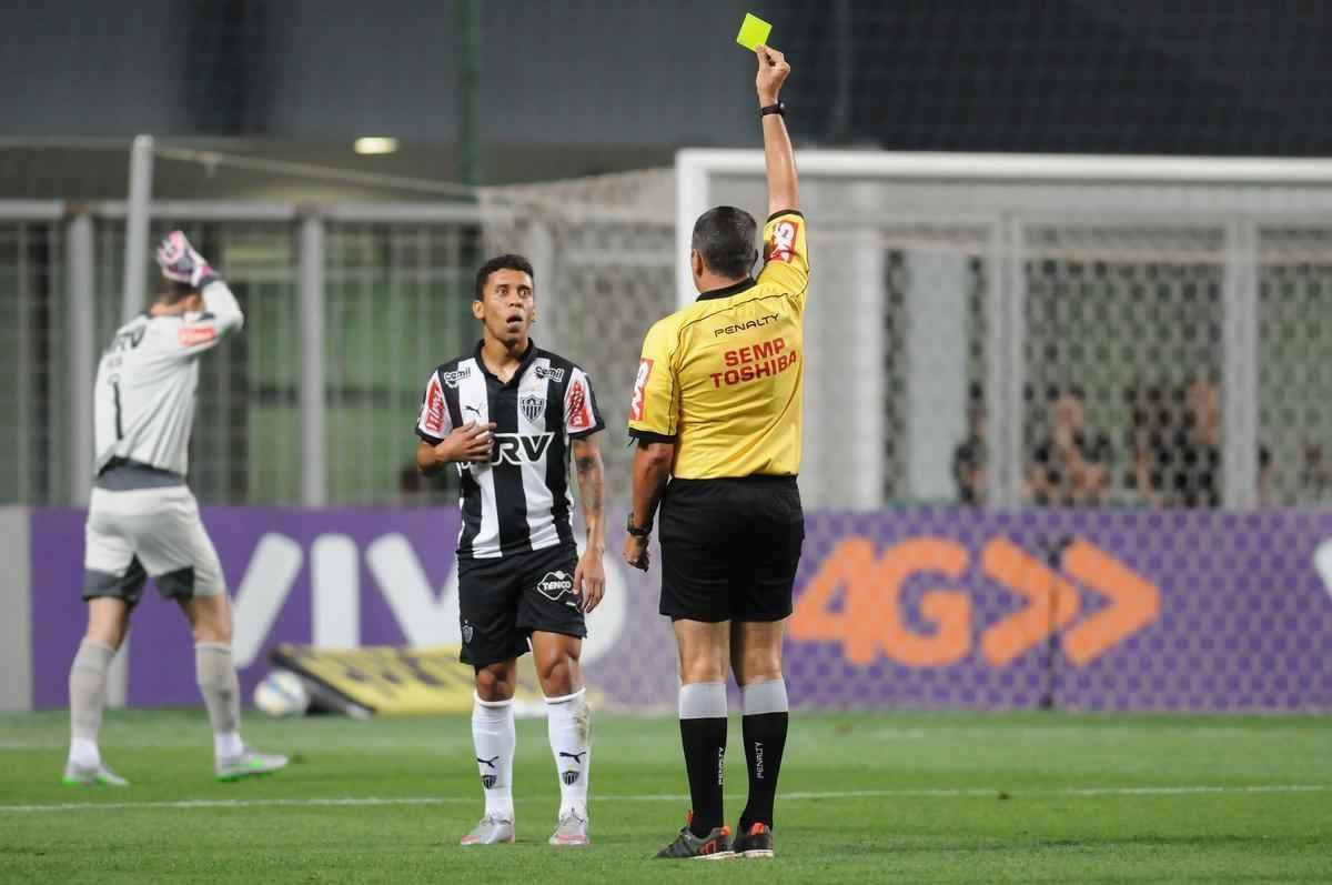 FALTA DE FOCO APS ERROS DE ARBITRAGEM- A arbitragem prejudicou o Atltico, e outros clubes do campeonato.  fato. Mas o Galo parece ter perdido o foco aps os erros dos donos do apito no fim do primeiro turno. As reclamaes comearam na derrota para o Grmio, por 2 a 0, no Mineiro. Tiveram um momento tenso na rodada seguinte, em novo revs, desta vez para a Chapecoense. A expulso de Leonardo Silva, ainda no primeiro tempo, e o segundo gol da Chapecoense, marcado por Apodi, que ajeitou a bola com a mo, foram os alvos. Na derrota para o Atltico Paranaense, no Independncia, mais reclamaes contra a arbitragem, que expulsou Marcos Rocha (foto) e marcou equivocadamente impedimentos contra o Atltico.
