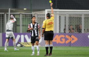 FALTA DE FOCO APS ERROS DE ARBITRAGEM- A arbitragem prejudicou o Atltico, e outros clubes do campeonato.  fato. Mas o Galo parece ter perdido o foco aps os erros dos donos do apito no fim do primeiro turno. As reclamaes comearam na derrota para o Grmio, por 2 a 0, no Mineiro. Tiveram um momento tenso na rodada seguinte, em novo revs, desta vez para a Chapecoense. A expulso de Leonardo Silva, ainda no primeiro tempo, e o segundo gol da Chapecoense, marcado por Apodi, que ajeitou a bola com a mo, foram os alvos. Na derrota para o Atltico Paranaense, no Independncia, mais reclamaes contra a arbitragem, que expulsou Marcos Rocha (foto) e marcou equivocadamente impedimentos contra o Atltico.