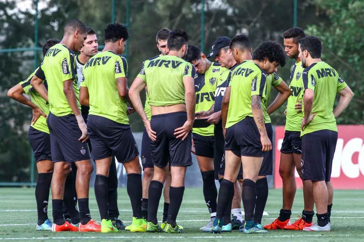 QUEDA DE RENDIMENTO DE TITULARES E FALTA DE OPES NO BANCO DE RESERVAS - A irregularidade dos titulares refletiu no time. Durante o campeonato, algumas peas foram decisivas em alguns jogos e apagadas em outros. Na janela de transferncias internacionais, no meio do ano, o Atltico optou por segurar o time titular, mas desfalcar o elenco. Sadas como as dos reservas J e Maicosuel garantiram reforo no caixa, possibilitando a permanncia do lateral Douglas Santos e do volante Rafael Carioca, comprados pelo clube. O discurso do tcnico Levir Culpi de no precisar de reforos pode ter convencido a diretoria? Ou faltou recurso financeiro para contrataes? O certo  que o Galo no trouxe peas de reposio. Opes para o ataque, que perdeu ainda Guilherme, se resumiram a jogadores que j no vinham correspondendo. O treinador precisou recorrer ao lateral Patric para preencher lacunas ofensivas.