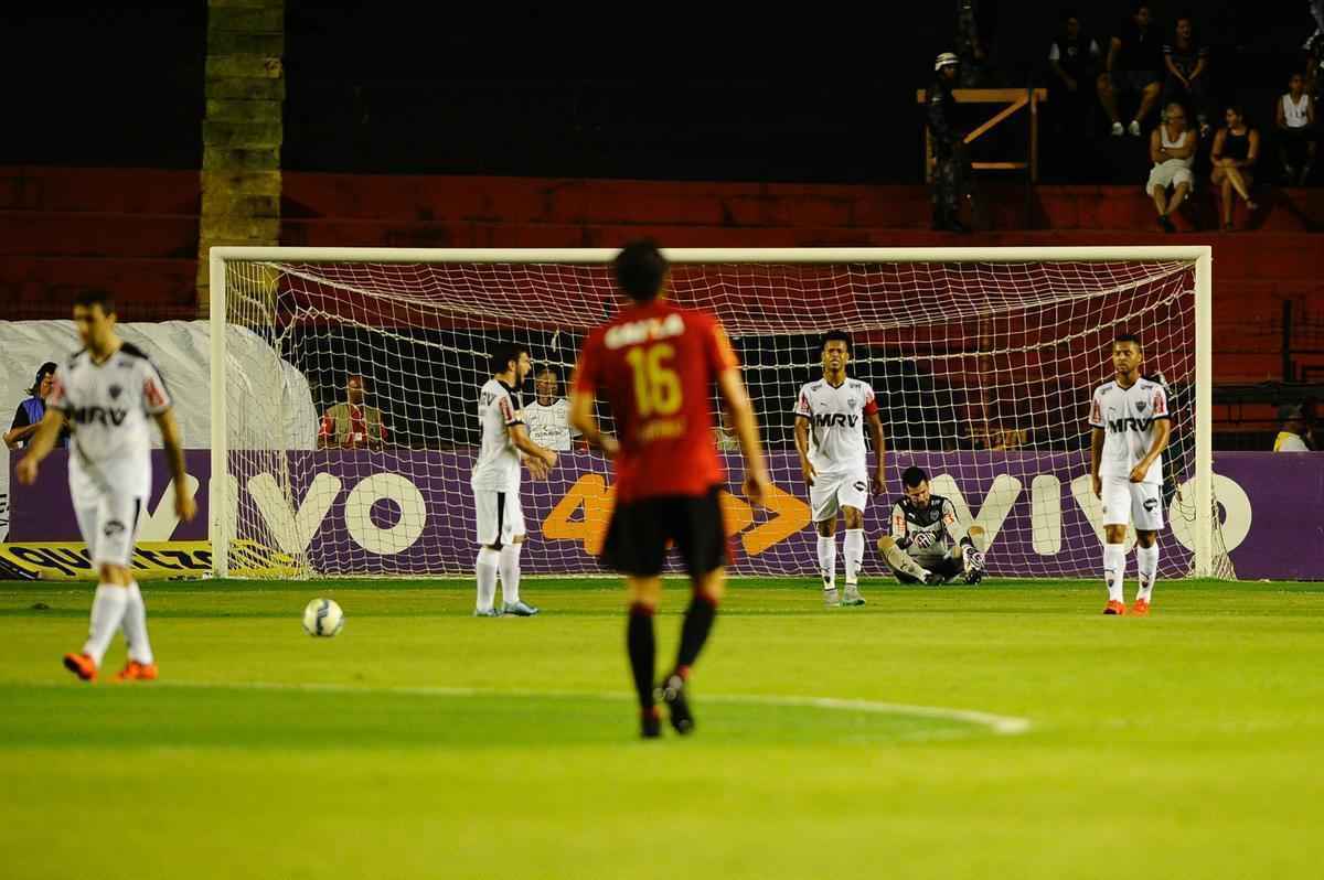 DEFESA NO EST ENTRE AS MELHORES DO CAMPEONATO - O histrico do Campeonato Brasileiro de pontos corridos mostra que uma defesa slida  essencial para chegar ao ttulo. Mas o Galo sofre defensivamente, talvez por optar por um futebol mais ofensivo. Foram 39 gols sofridos em 33 rodadas.  apenas a dcima melhor defesa da competio. O time sofreu goleadas: 4 a 0 para o Santos e 4 a 1 para o Sport (foto), alm de 3 a 0 para o lder e virtual campeo Corinthians. Os paulistas levaram 14 gols a menos que o Atltico nas 33 rodadas.