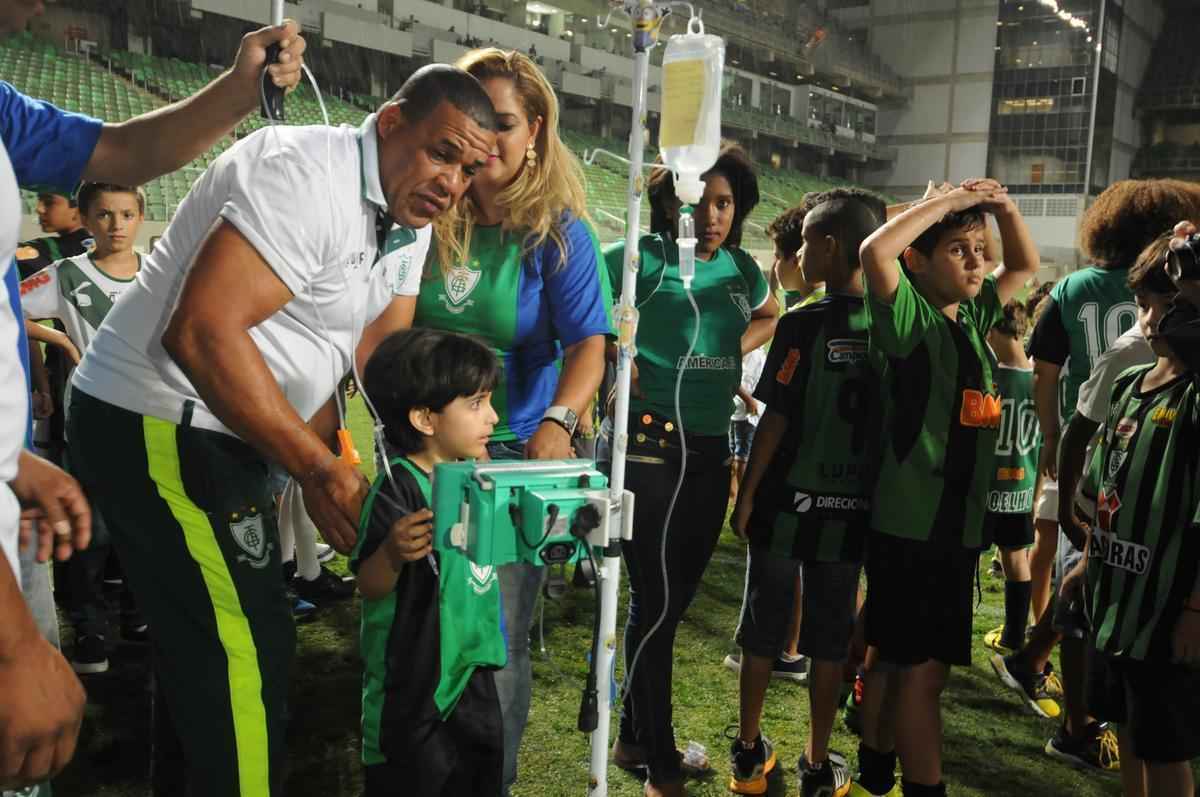 O garotinho Matheus Teodoro, de 6 anos, entrou em campo com goleiro Joo Ricardo na partida entre Amrica e Paysandu, nesta tera-feira, no Independncia, pela 34 rodada da Srie B. Matheus vestiu uma camisa com o escudo do Coelho e as cores verde, preta e azul, alusiva tambm a Atltico e Cruzeiro. O menino sofre de displasia neuronal no intestino - doena rara que se agravou de forma severa em seu organismo e fez com que ele vivesse em uma cama de hospital por um ano. A nica possibilidade de cura para o problema consiste em um transplante de intestino, que s  realizado em Miami, nos Estados Unidos. A famlia precisa arrecadar cerca de R$ 4 milhes para a realizao do procedimento cirrgico.