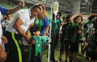 Criana entrou no gramado do Horto com uma camisa verde, preta e azul, com um escudo do Amrica, alusiva aos clubes da capital mineira