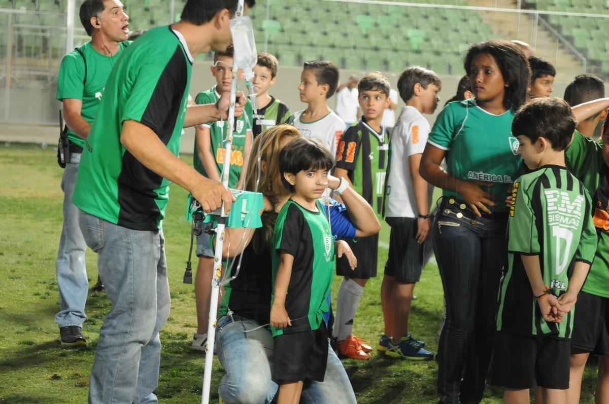 O garotinho Matheus Teodoro, de 6 anos, entrou em campo com goleiro Joo Ricardo na partida entre Amrica e Paysandu, nesta tera-feira, no Independncia, pela 34 rodada da Srie B. Matheus vestiu uma camisa com o escudo do Coelho e as cores verde, preta e azul, alusiva tambm a Atltico e Cruzeiro. O menino sofre de displasia neuronal no intestino - doena rara que se agravou de forma severa em seu organismo e fez com que ele vivesse em uma cama de hospital por um ano. A nica possibilidade de cura para o problema consiste em um transplante de intestino, que s  realizado em Miami, nos Estados Unidos. A famlia precisa arrecadar cerca de R$ 4 milhes para a realizao do procedimento cirrgico.