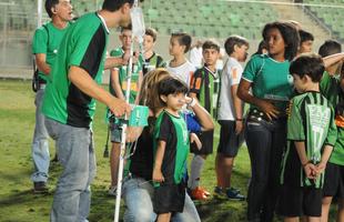 O garotinho Matheus Teodoro, de 6 anos, entrou em campo com goleiro Joo Ricardo na partida entre Amrica e Paysandu, nesta tera-feira, no Independncia, pela 34 rodada da Srie B. Matheus vestiu uma camisa com o escudo do Coelho e as cores verde, preta e azul, alusiva tambm a Atltico e Cruzeiro. O menino sofre de displasia neuronal no intestino - doena rara que se agravou de forma severa em seu organismo e fez com que ele vivesse em uma cama de hospital por um ano. A nica possibilidade de cura para o problema consiste em um transplante de intestino, que s  realizado em Miami, nos Estados Unidos. A famlia precisa arrecadar cerca de R$ 4 milhes para a realizao do procedimento cirrgico.