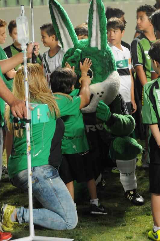 O garotinho Matheus Teodoro, de 6 anos, entrou em campo com goleiro Joo Ricardo na partida entre Amrica e Paysandu, nesta tera-feira, no Independncia, pela 34 rodada da Srie B. Matheus vestiu uma camisa com o escudo do Coelho e as cores verde, preta e azul, alusiva tambm a Atltico e Cruzeiro. O menino sofre de displasia neuronal no intestino - doena rara que se agravou de forma severa em seu organismo e fez com que ele vivesse em uma cama de hospital por um ano. A nica possibilidade de cura para o problema consiste em um transplante de intestino, que s  realizado em Miami, nos Estados Unidos. A famlia precisa arrecadar cerca de R$ 4 milhes para a realizao do procedimento cirrgico.