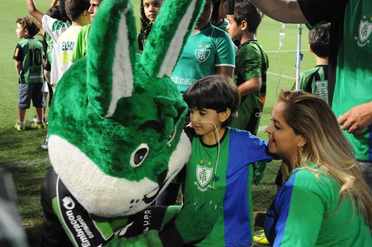 O garotinho Matheus Teodoro, de 6 anos, entrou em campo com goleiro Joo Ricardo na partida entre Amrica e Paysandu, nesta tera-feira, no Independncia, pela 34 rodada da Srie B. Matheus vestiu uma camisa com o escudo do Coelho e as cores verde, preta e azul, alusiva tambm a Atltico e Cruzeiro. O menino sofre de displasia neuronal no intestino - doena rara que se agravou de forma severa em seu organismo e fez com que ele vivesse em uma cama de hospital por um ano. A nica possibilidade de cura para o problema consiste em um transplante de intestino, que s  realizado em Miami, nos Estados Unidos. A famlia precisa arrecadar cerca de R$ 4 milhes para a realizao do procedimento cirrgico.